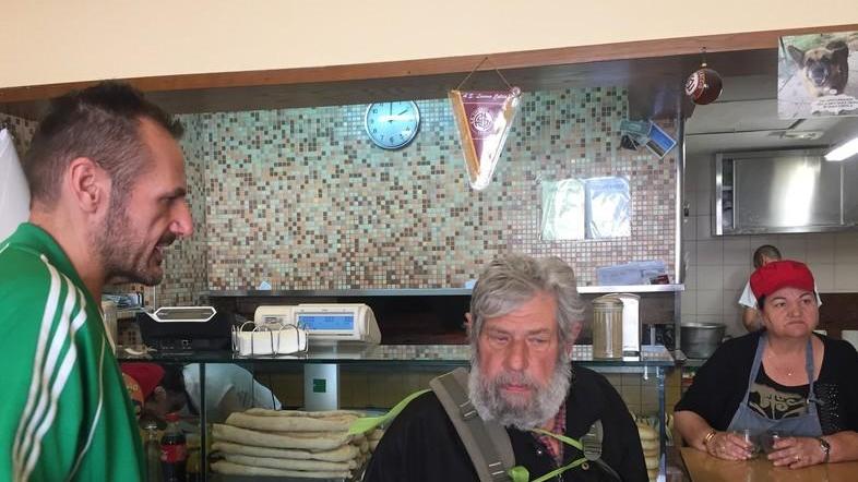 Salvatore Chiappa (Gagarin) in mezzo al figlio Giuliano e alla moglie Fiorella Andrei