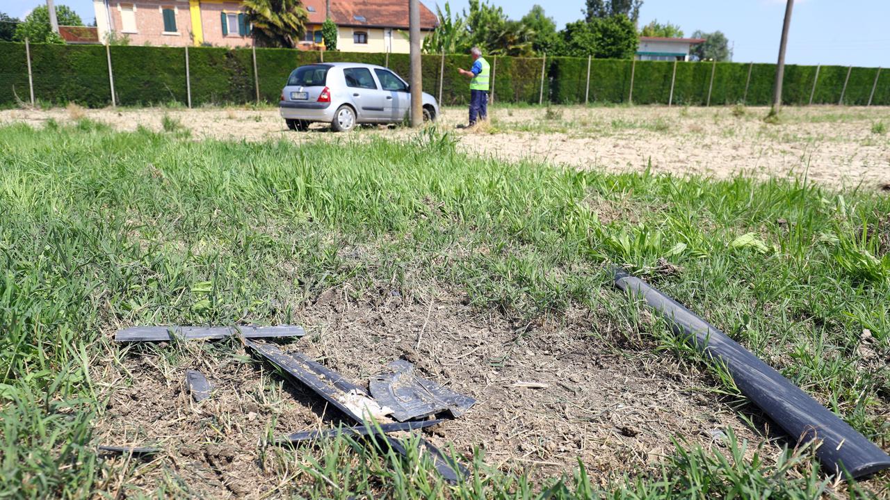 Cesta, l'auto sbanda e finisce nel fosso