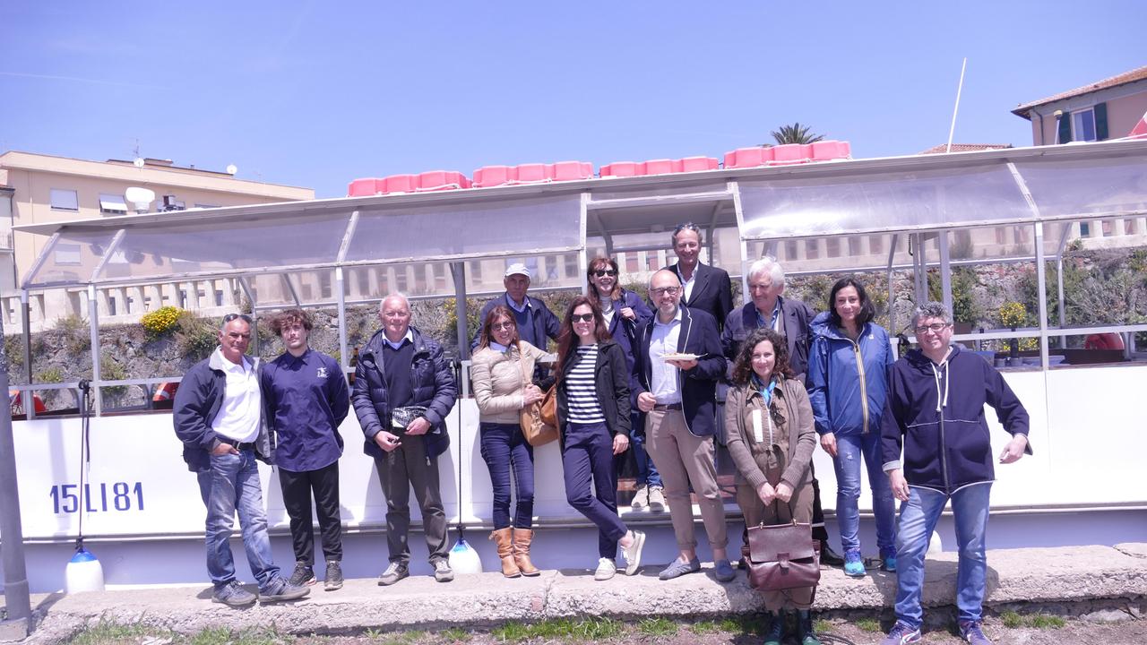 I lettori della community Noi Tirreno e il battello Remus (Foto Enzo Russo)