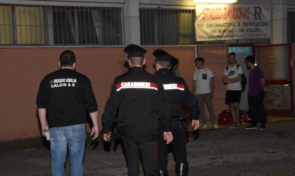 Reggio Emilia, razzìa negli spogliatoi di via Zandonai durante la partita: derubati dieci studenti