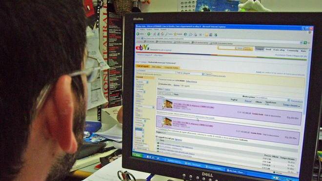 Vendevano su internet francobolli e cartoline falsificati