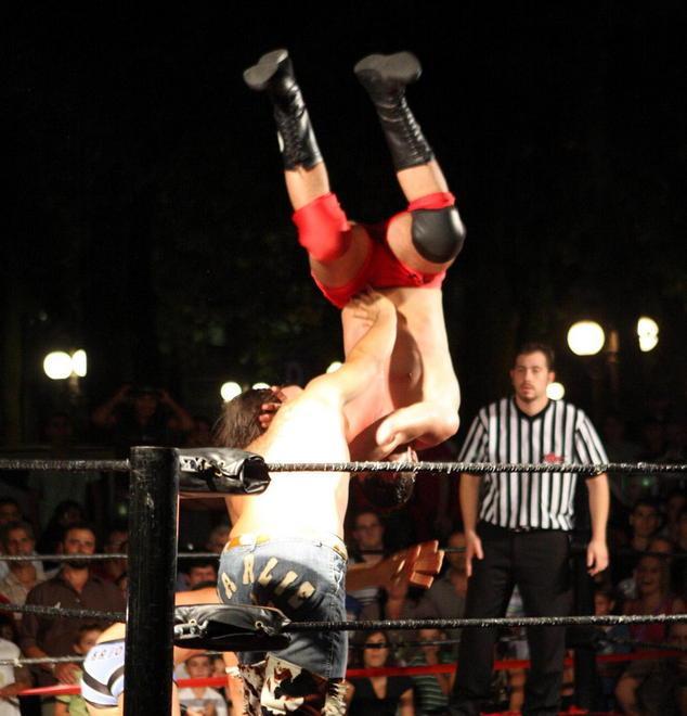 Wrestling a Migliarino sabato i Re del ring al Teatro del Popolo
