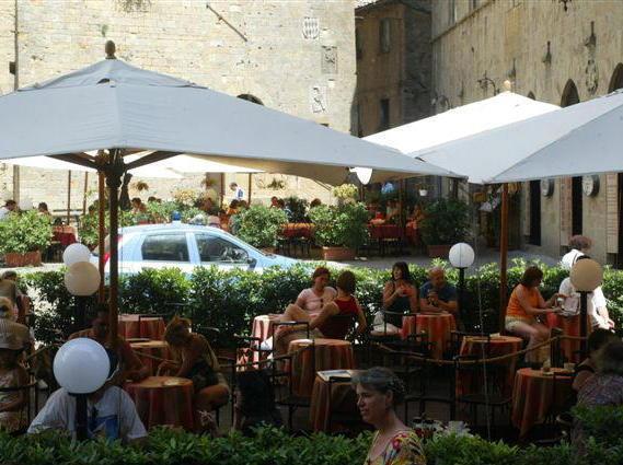 Basta nuovi gazebo. Stretta per i locali 