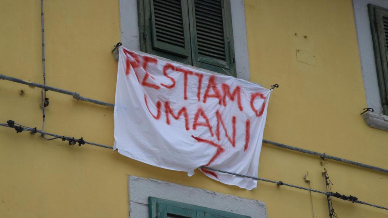 Lenzuola anti Salvini nella terra della Lega