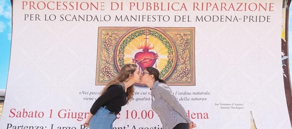 Quel bacio che A Modena fa infuriare gli ultracattolici 