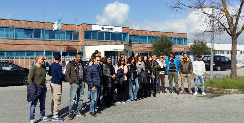 I lavoratori davanti allo stabilimento di Panitaly in via Sandro Pertini ad Altopascio