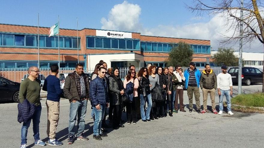 I lavoratori davanti allo stabilimento di Panitaly in via Sandro Pertini ad Altopascio