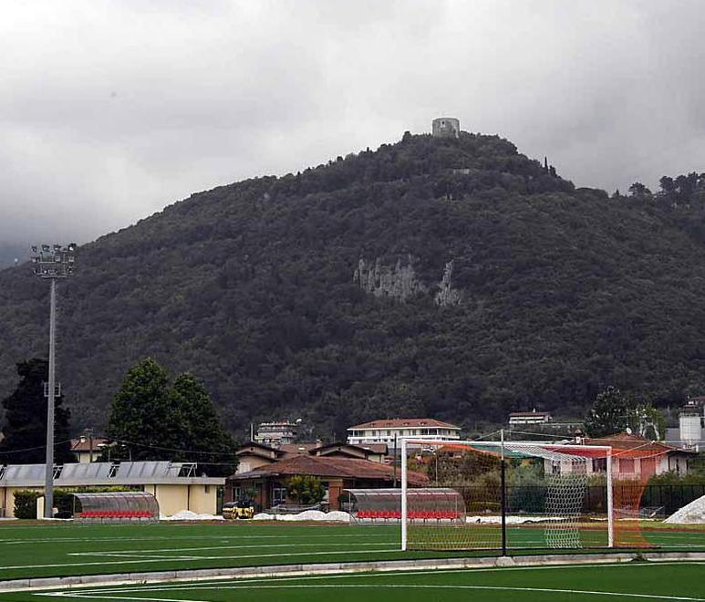 Le vecchie glorie in campo per inaugurare la casa del Montignoso calcio 