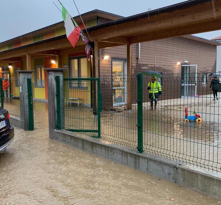 Un’altra conduttura e griglie per l’acqua nell’asilo allagato 