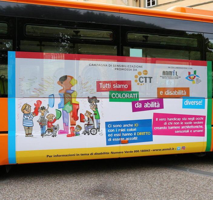 Un manifesto sulla disabilità su due autobus di Ctt