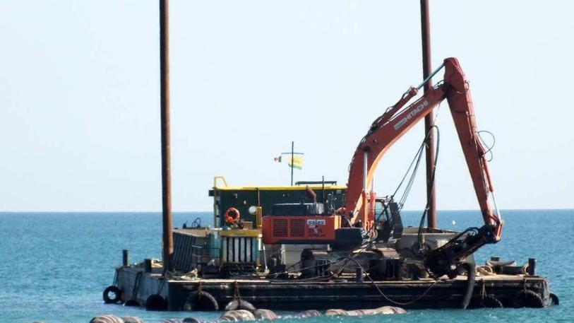 Arrivata la prima draga inizia il ripascimento ma i tempi si allungano