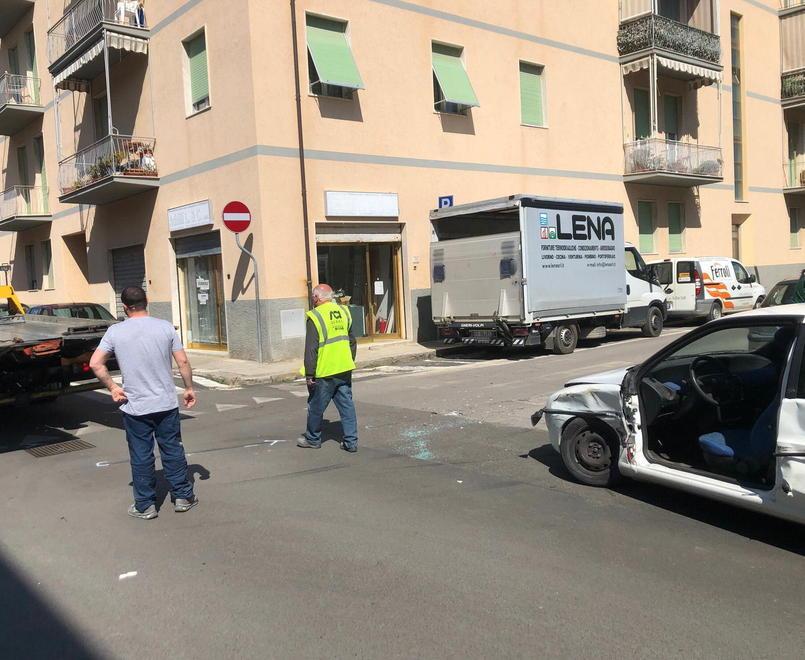 Scontro all’incrocio, due feriti