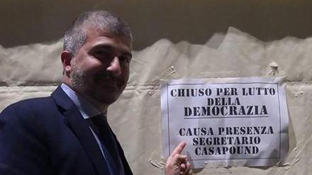 Gazebo a lutto: il leader dell’estrema destra ironizza sul volantino