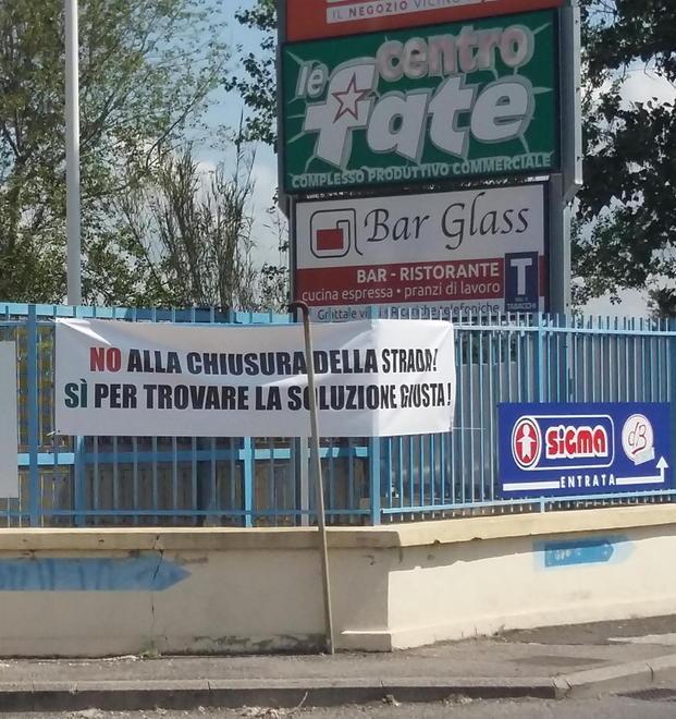 Chiusura di via Grotta delle Fate, i negozianti lanciano l'sos: «Senza raccordo si chiude»