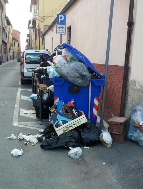 Rifiuti per la strada dopo lo sciopero dei netturbini