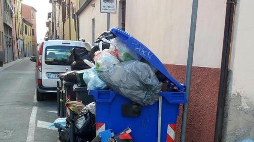 Rifiuti per la strada dopo lo sciopero dei netturbini