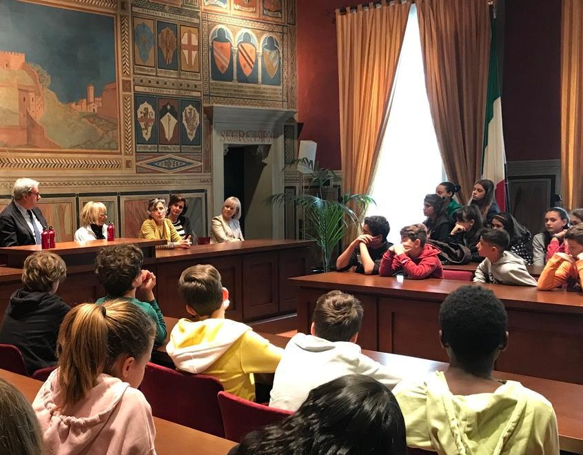 Addio alle bottiglie di plastica a scuola i ragazzi ottengono borracce in alluminio 