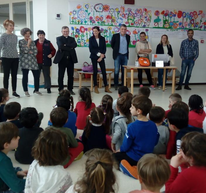 L’Avis regala un defibrillatore alla scuola grazie al 5 per mille 