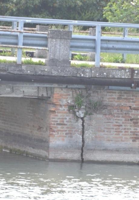 La grossa crepa sotto il ponte
