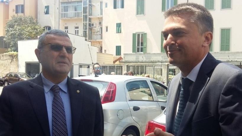 Il viceministro Edoardo Rixi e, a sinistra, il commissario dell’Authority Pietro Verna