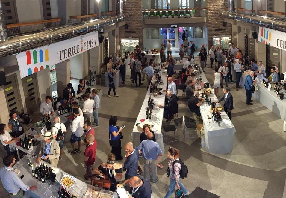 Degustazioni negli stand posti nella Borsa Merci della Camera di Commercio di Pisa