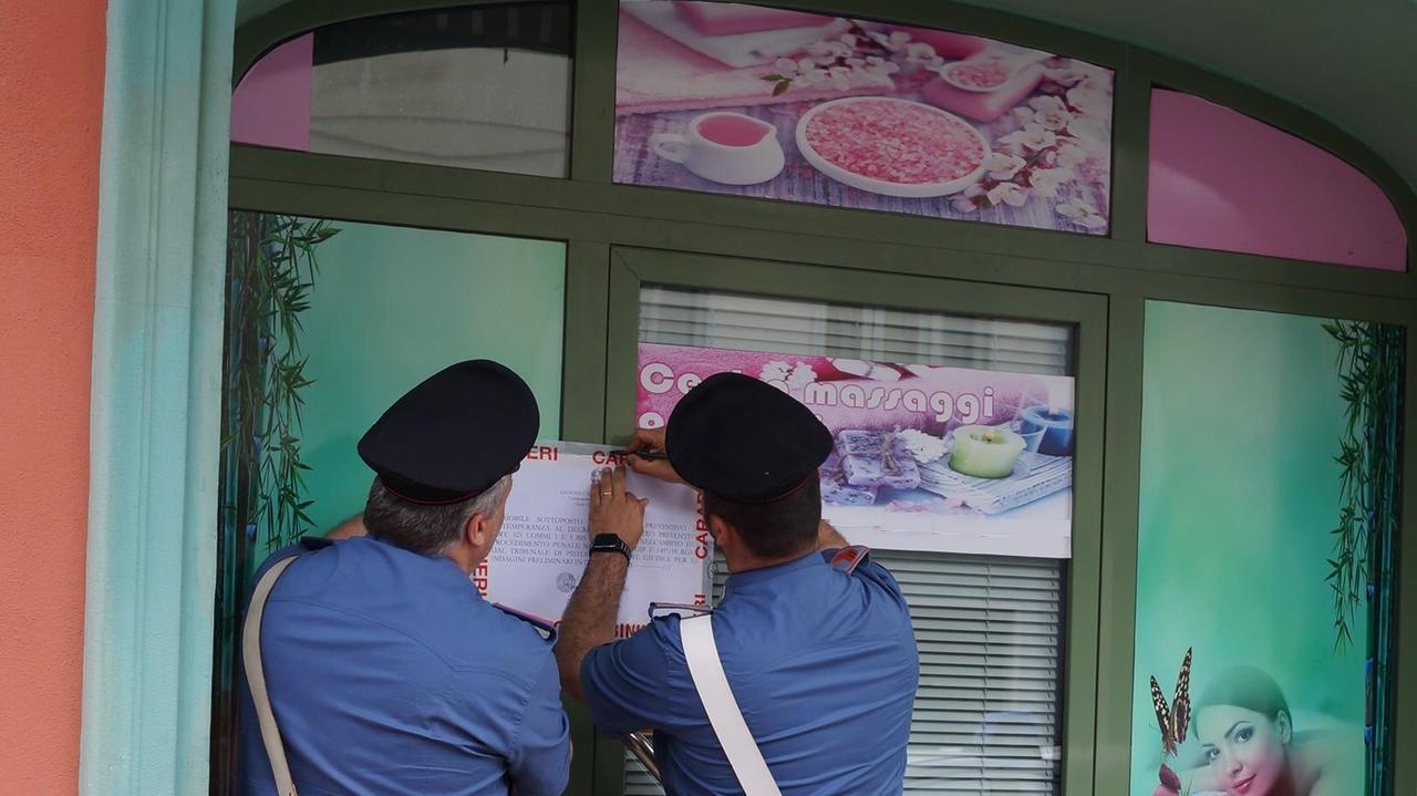 I carabinieri mettono i sigilli al centro massaggi