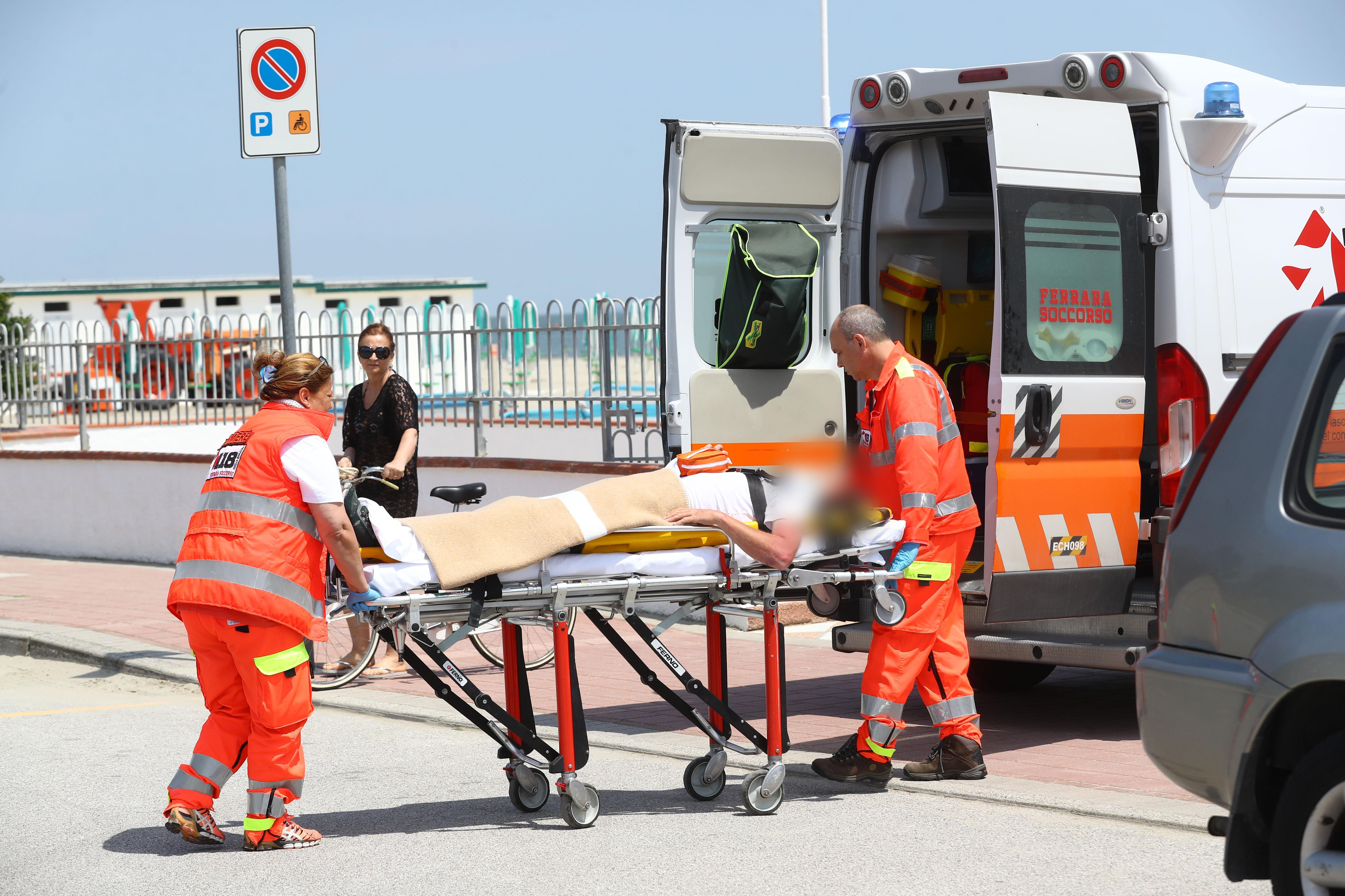 Il ferito mentre viene caricato in ambulanza