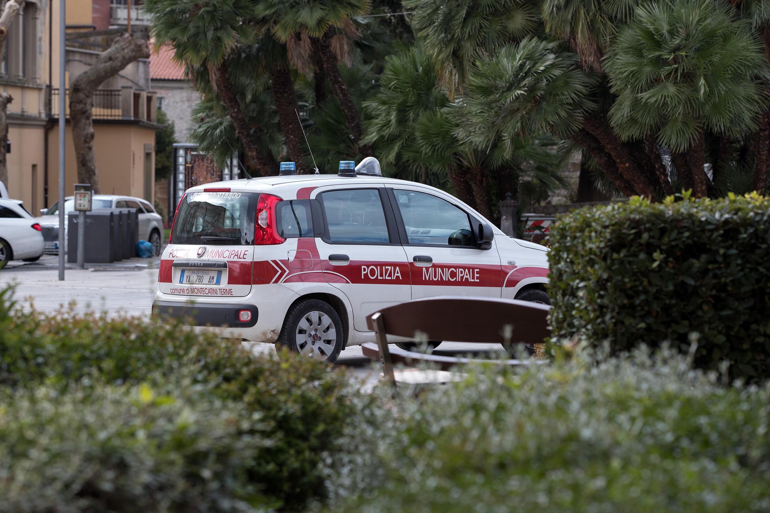 Urta auto di lusso in sosta e fugge: rintracciata e sanzionata