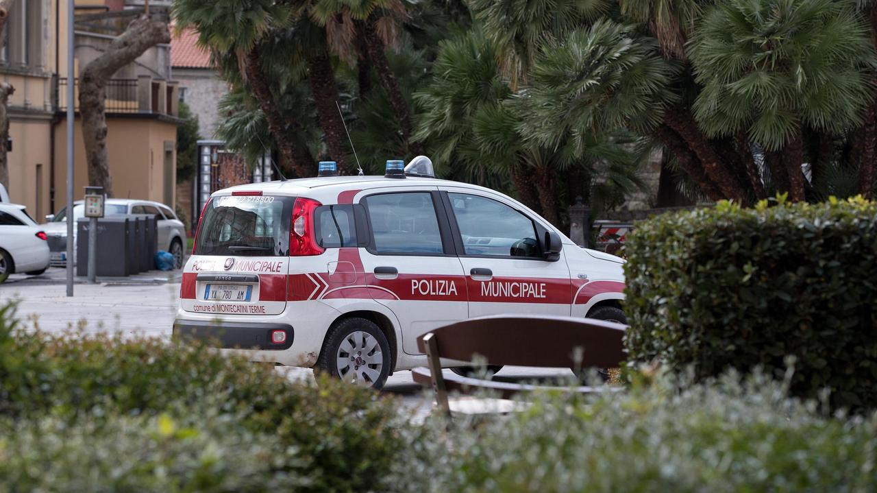 Urta auto di lusso in sosta e fugge: rintracciata e sanzionata