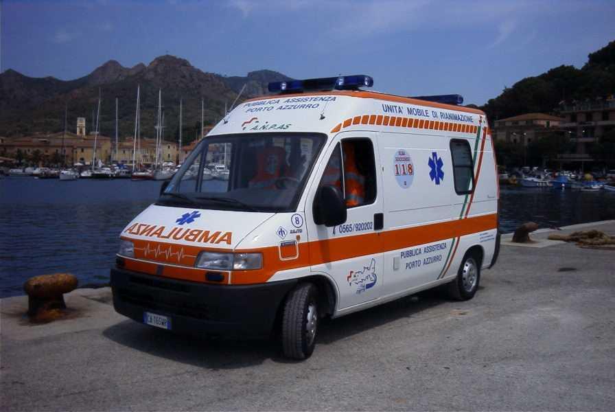 Un'ambulanza della Pubblica assistenza di Porto Azzurro