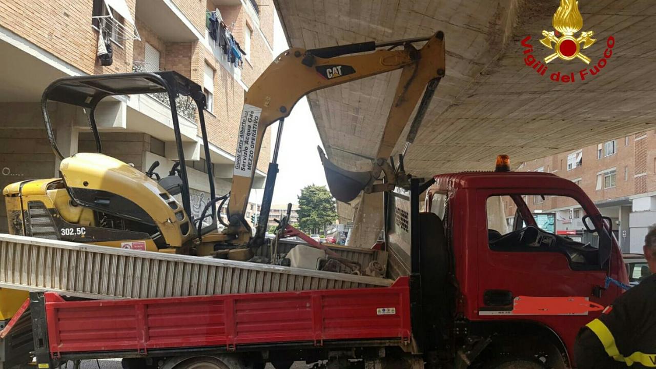 Camionista urta il cavalcavia con una pala meccanica