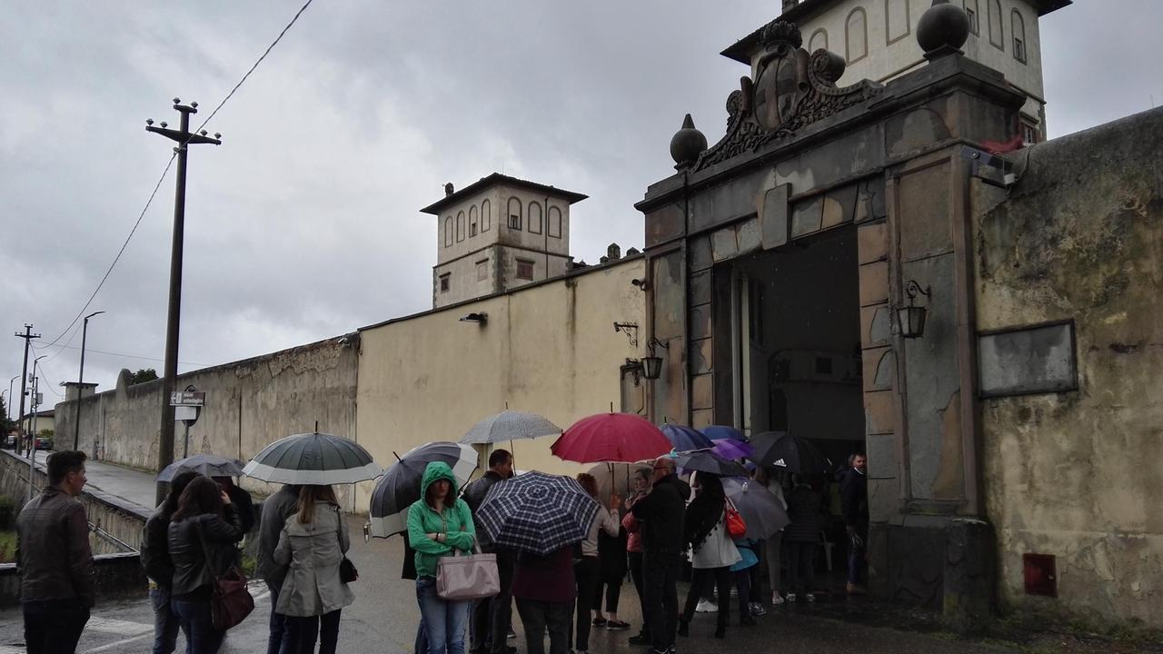 La fila per entrare in villa durante la giornata di apertura straordinaria del 19 maggio 2019 organizzata dal Fai