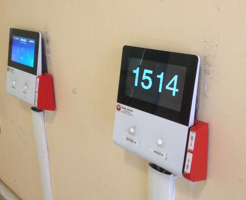 Alcuni dei lettori che servono per timbrare il cartellino
