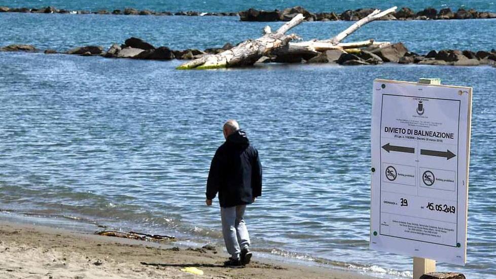 Bagni vietati, la rabbia degli operatori: «Ci pagheremo le analisi sulle acque»