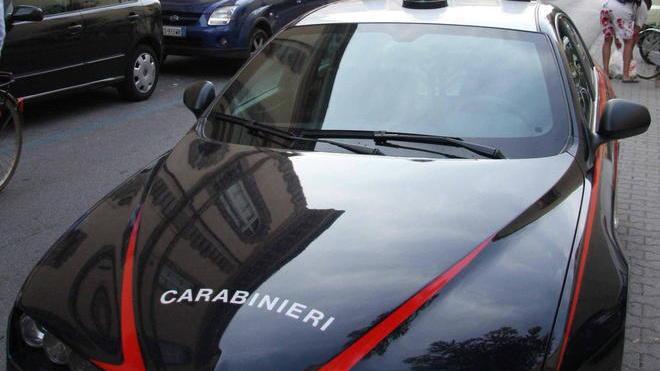 Vendeva droga in casa: arrestato