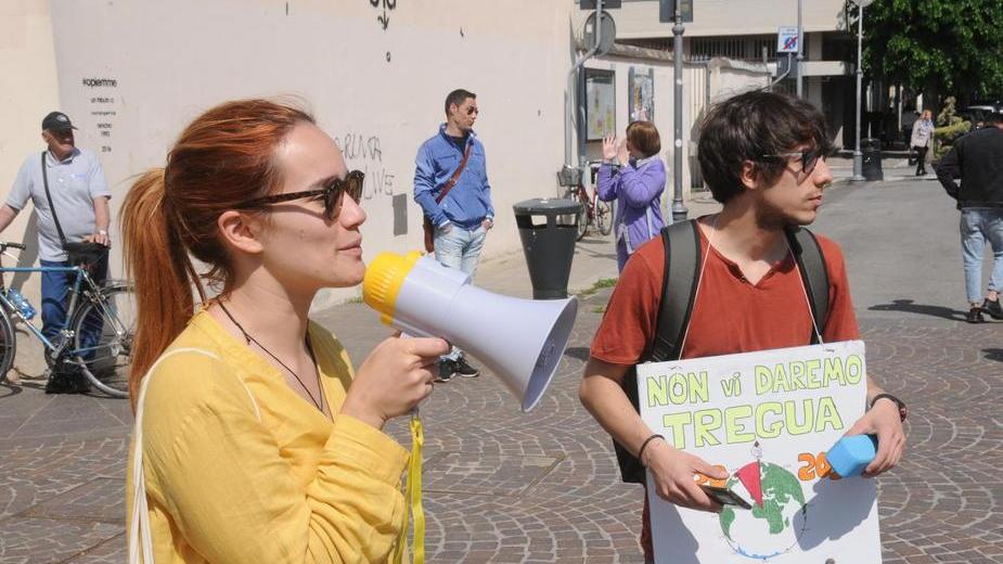 A scuola senza scooter o in piazza a sfilare I giovani in campo per il futuro del Pianeta
