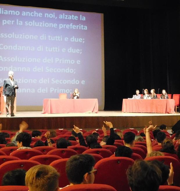 Per un giorno gli studenti diventano giudici e imputati 