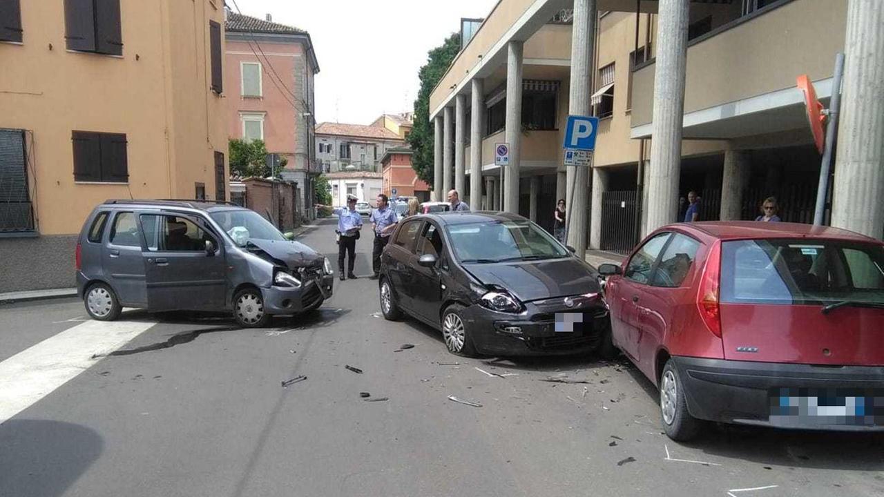 Schianto tra auto in centro, ferite 5 persone: due sono bimbi