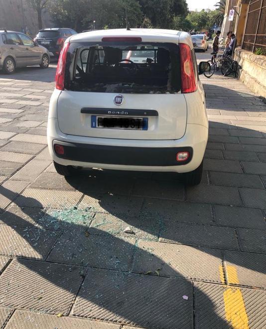 La macchina comunale vandalizzata