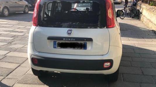 La macchina comunale vandalizzata