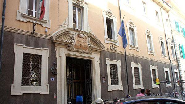 «Ha violentato il figlio di 4 anni»