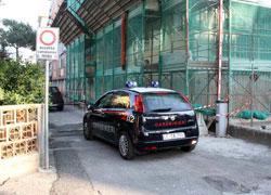 Cade da cinque piani mentre ripara la tenda 