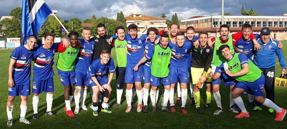 I giocatori del Saline festeggiano l'accesso alla finale