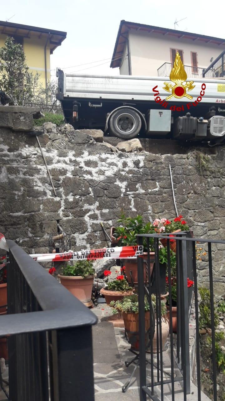 Nella foto dei vigili del fuoco l'autocarro in bilico sopra al giardino della casa