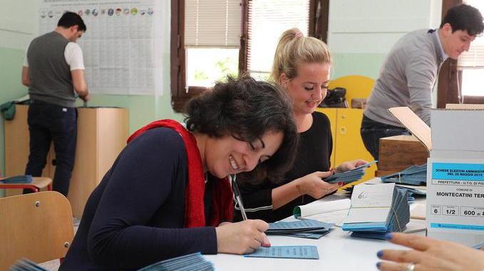 Le operazioni di insediamento di una sezione elettorale alle scuole Pascoli di Montecatini (Foto Nucci)