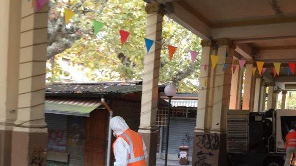 Operatore della Sea al lavoro a Viareggio