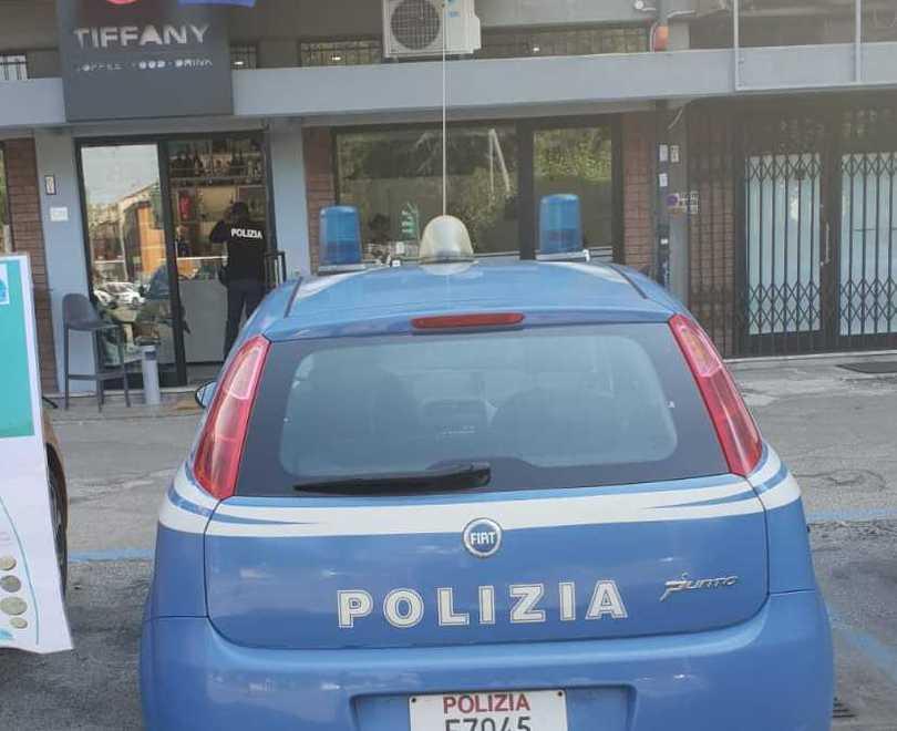 Madre e figli mangiano gratis, barista li rincorre e viene aggredita 