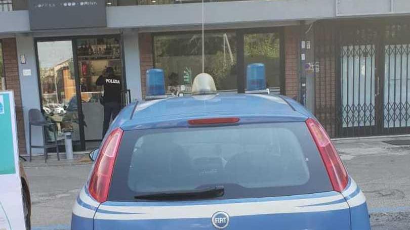Madre e figli mangiano gratis, barista li rincorre e viene aggredita