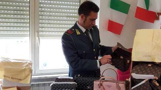Borse e accessori contraffatti sequestrati dalla Finanza