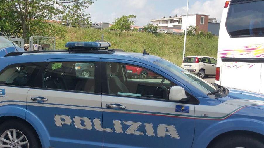 Fermato bus per la gita con 20 bimbi a bordo Ripartono con un altro